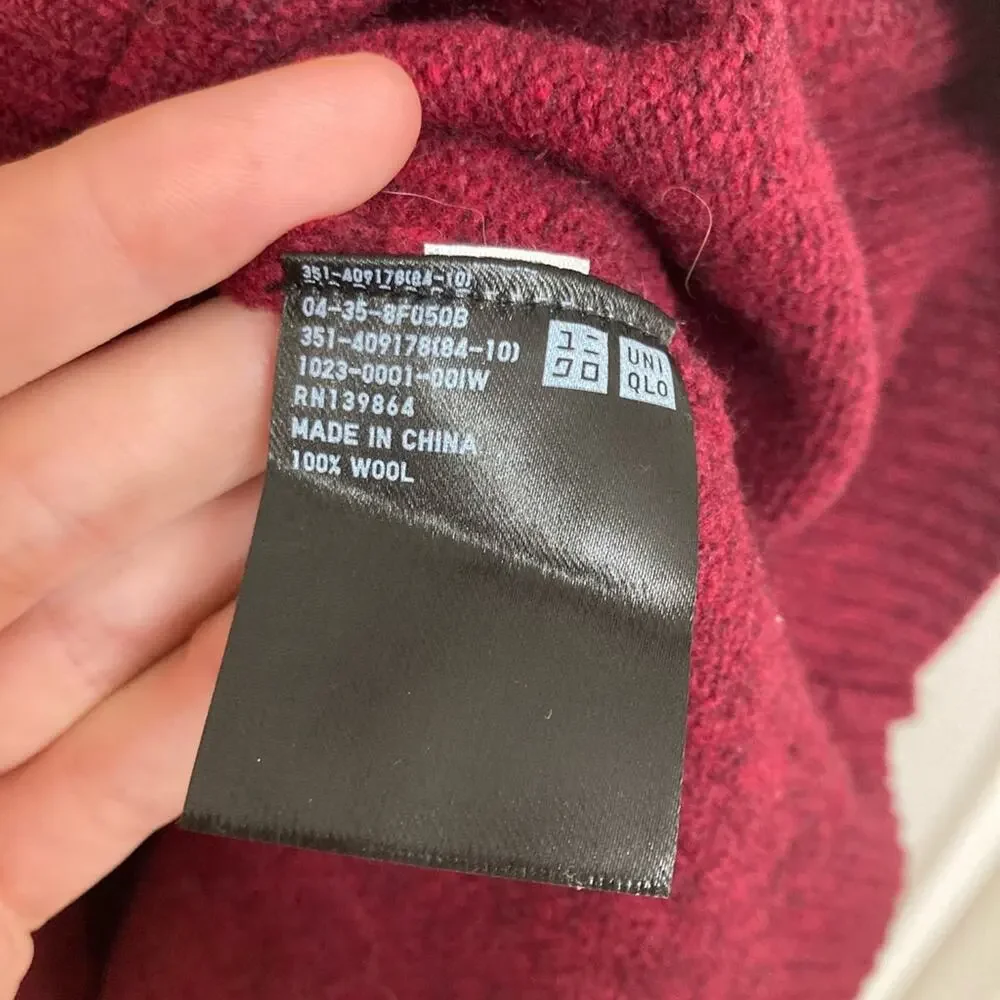 Uniqlo Men’s 100% Wool V-Neck Sweater in Dark Red Academic Preppy - Size L